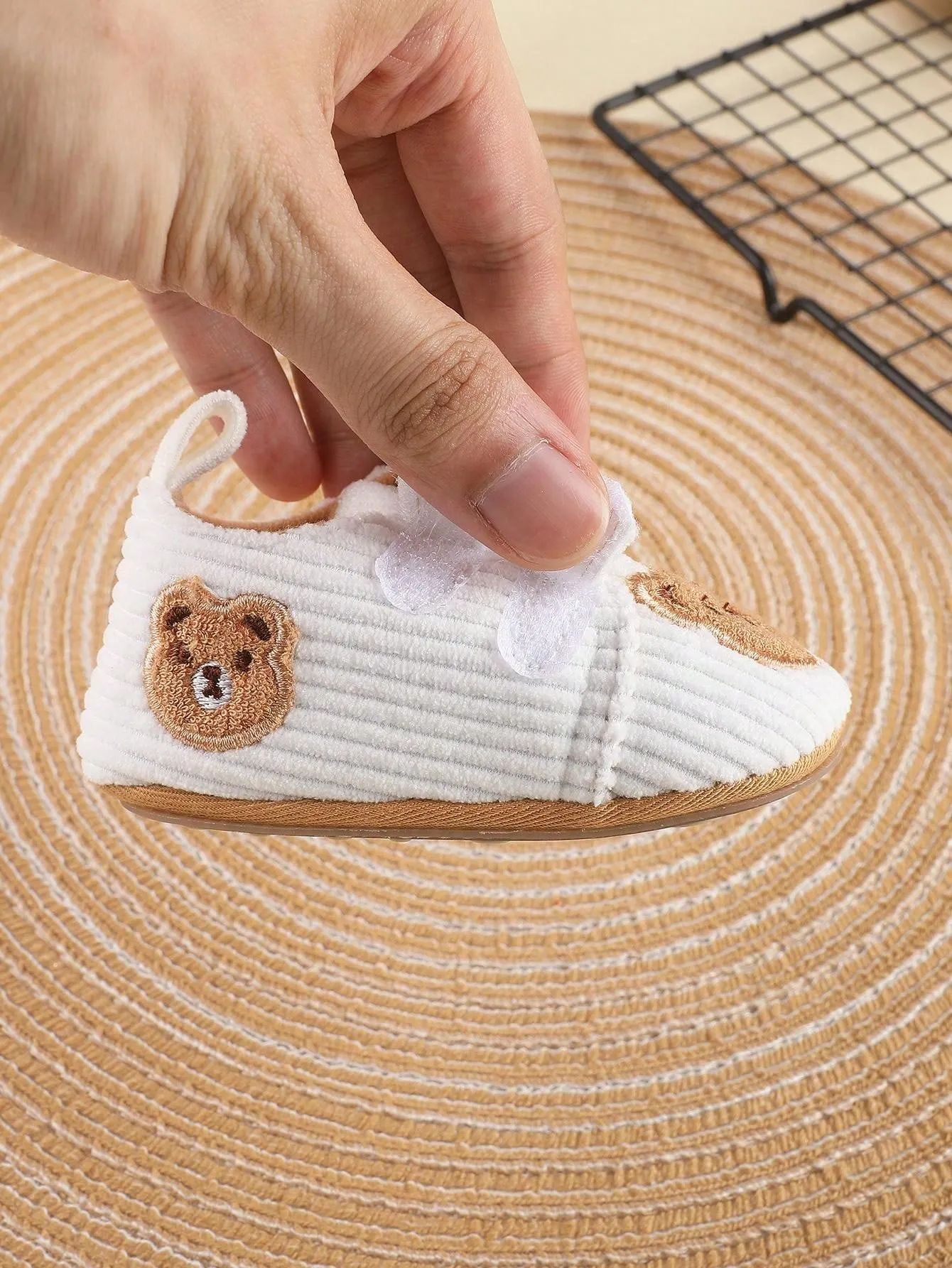 1pair Boys' Cartoon Bear Corduroy Sneakers With Flat Sole Fashionable For Parties And Cute For Sports-FD