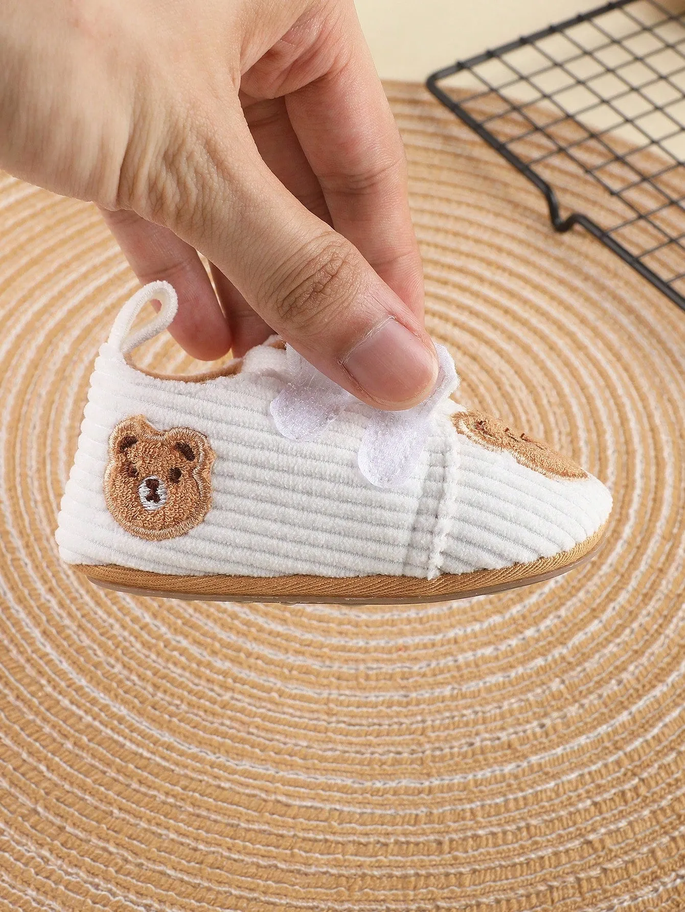 1pair Boys' Cartoon Bear Corduroy Sneakers With Flat Sole Fashionable For Parties And Cute For Sports-FD